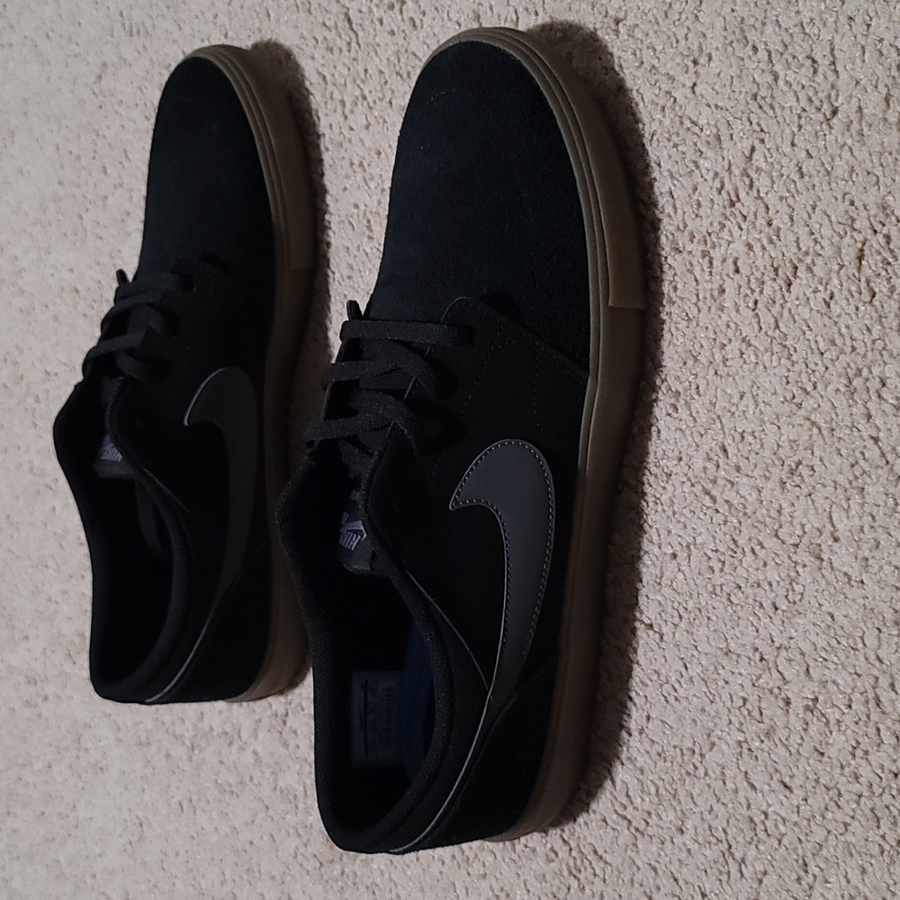 New Nike men's black shoes with river soles
